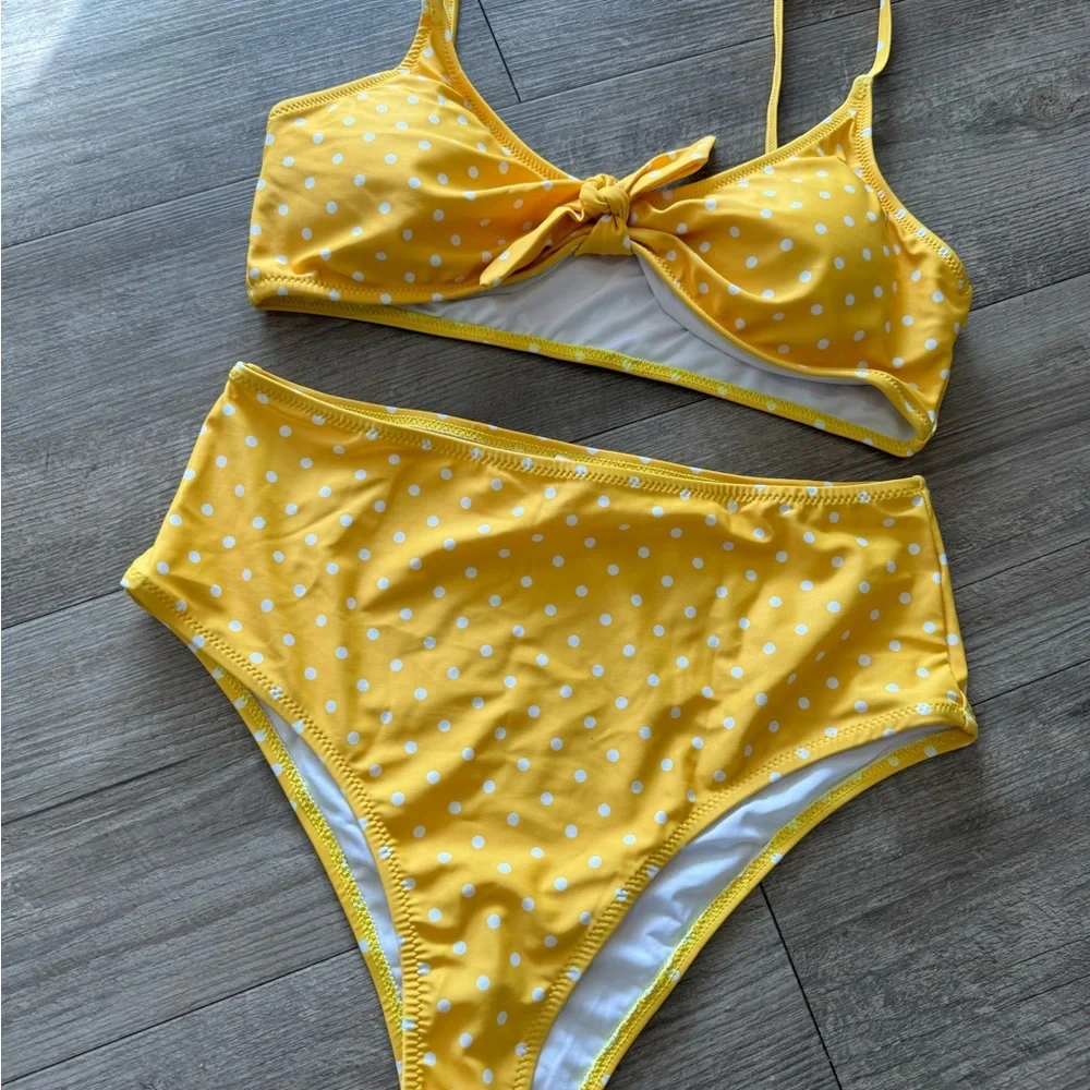 BUNDLE 2 ITEMS FOR $8✨

LAST PRICE🍒🤍 AMAZON polka dot high waist swimming set💛 - Picture 6 of 9